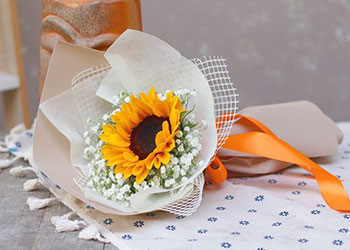 Cách Bó Hoa Hướng Dương 1 Bông Vừa Đẹp Mà Đơn Giản